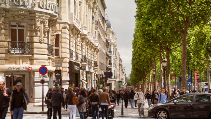 À l’approche des Jeux olympiques de Paris 2024, les Champs-Élysées retrouvent leur attrait légendaire non seulement auprès des touristes, mais aussi des entreprises qui se livrent une rude bataille pour s’implanter sur cette avenue prestigieuse.